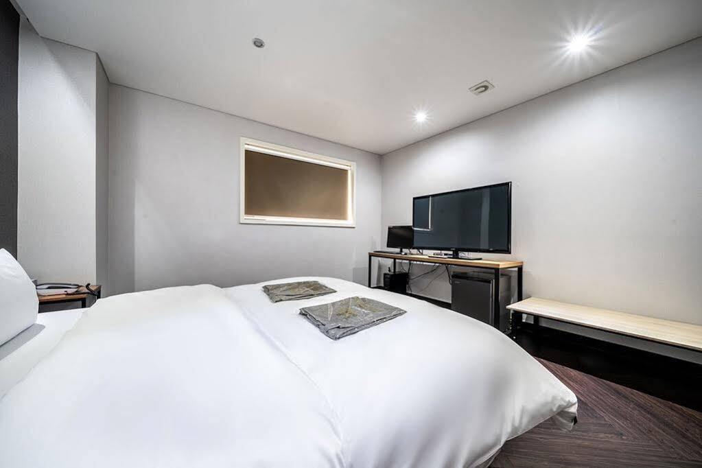 The Hotel Bon Suwon Exterior photo