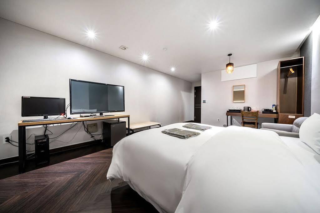 The Hotel Bon Suwon Exterior photo