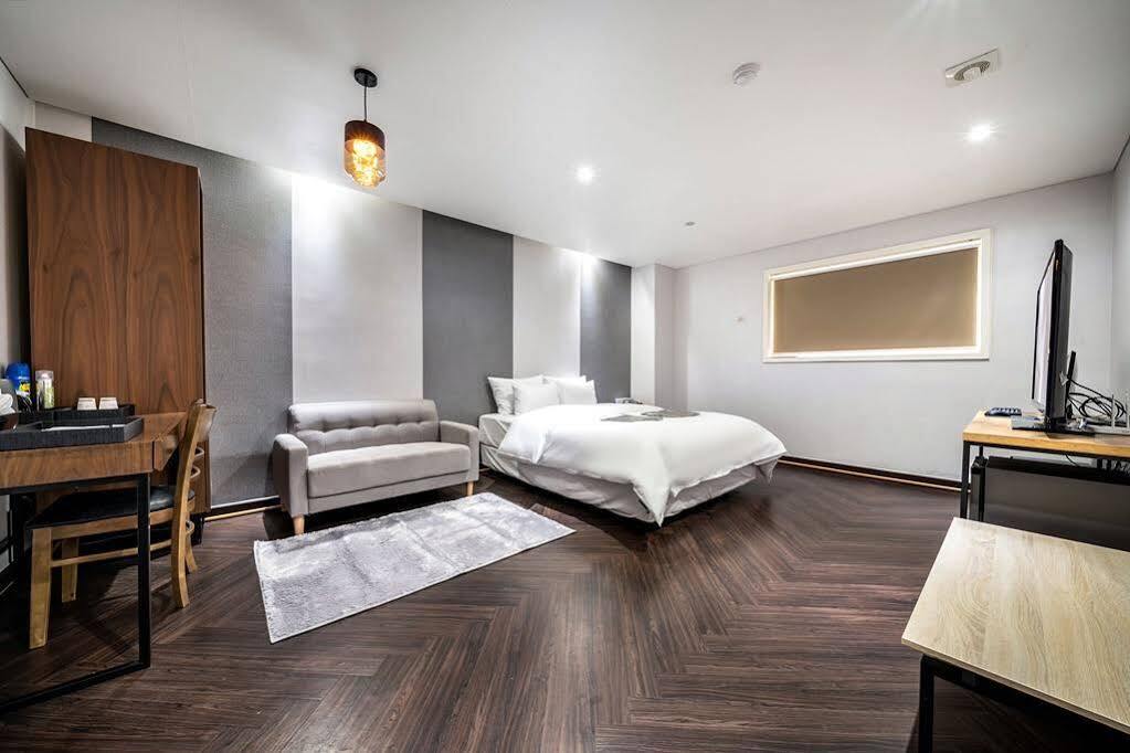The Hotel Bon Suwon Exterior photo
